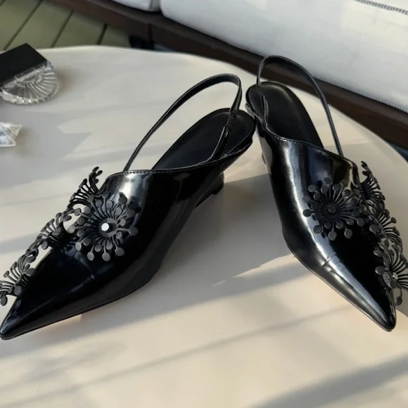 Adorable black patent leather 3D floral heels size 7 - Picture 3 of 8